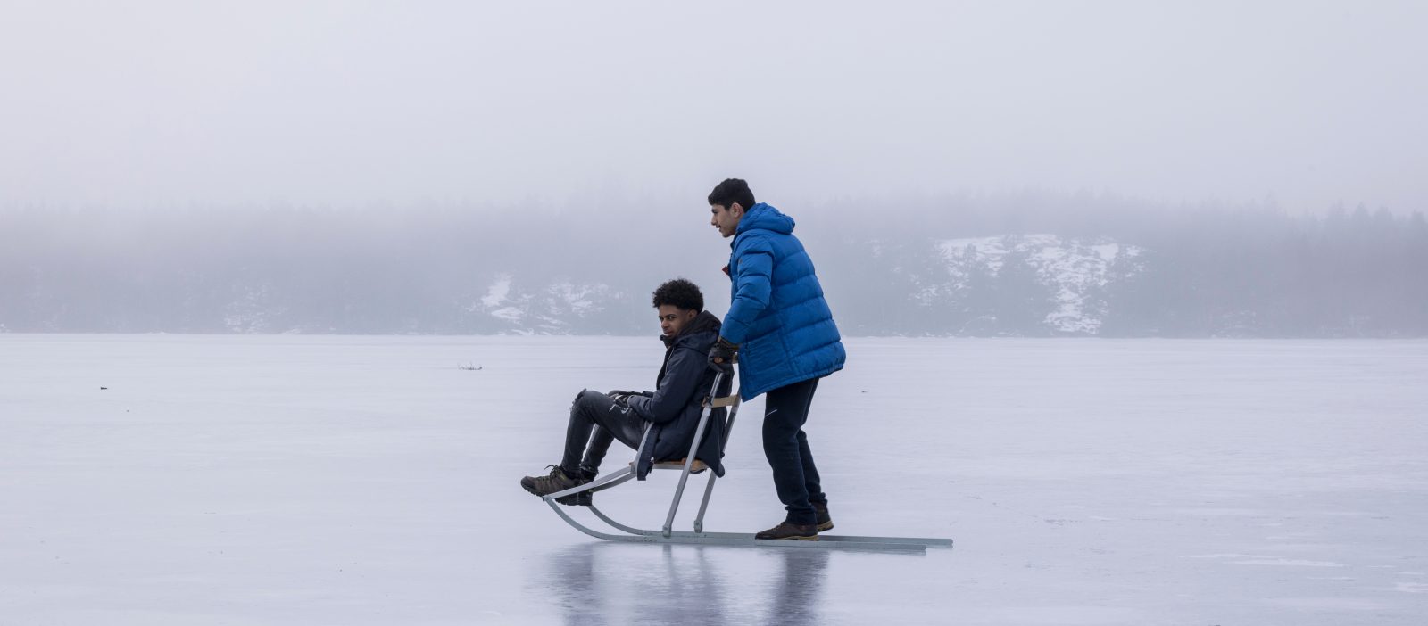 Leende ung man kramar får