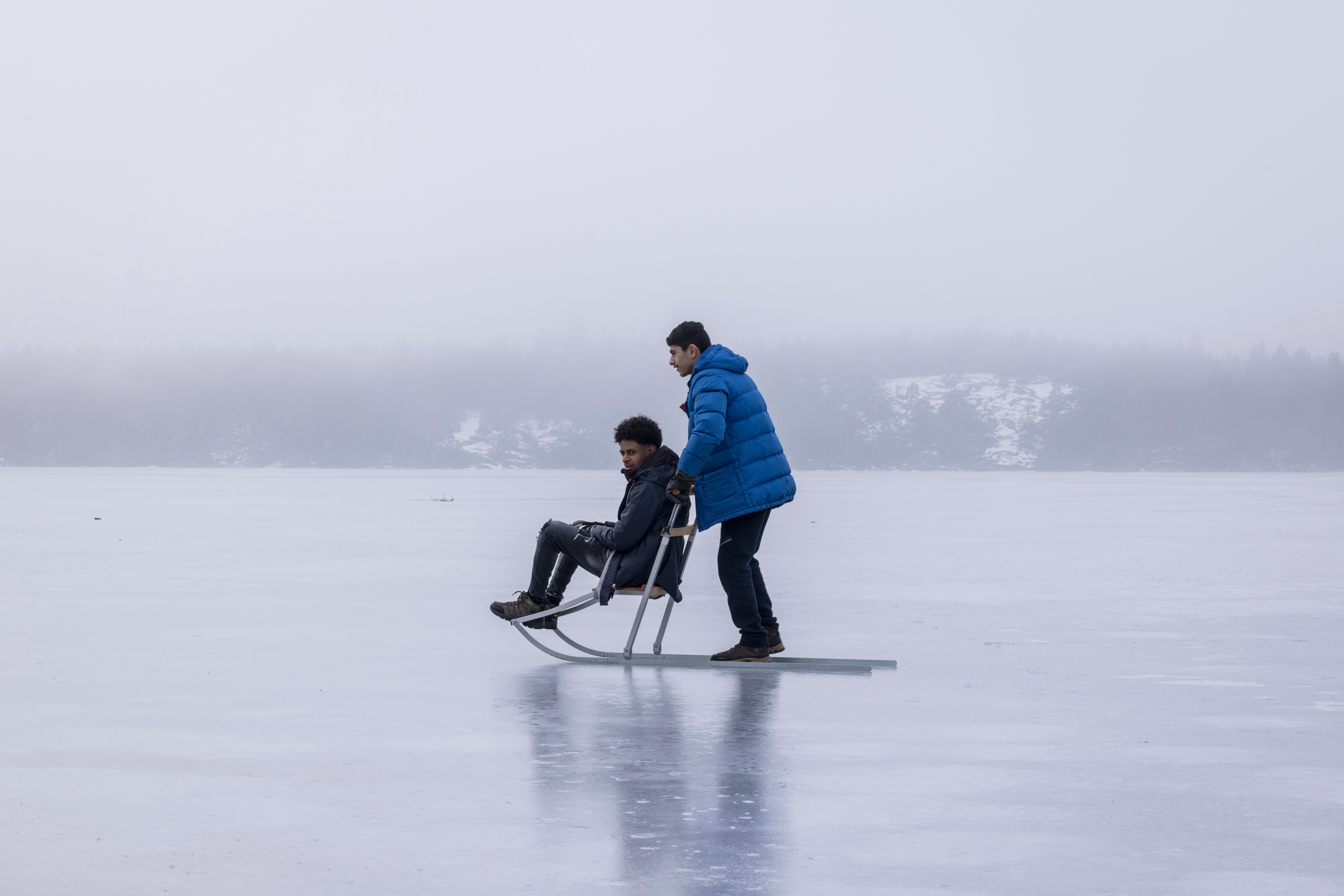Leende ung man kramar får